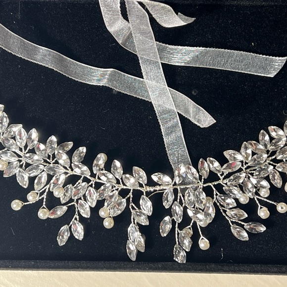 WHITE BY VERA WANG HEADPIECE. Crystal, wire, and satin ribbon. - Picture 3 of 4